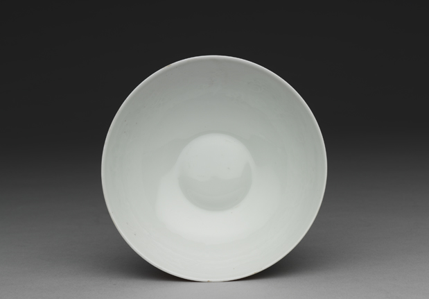 清 康熙 胭脂紅彩暗八寶團壽淺碗 「成化年製」款